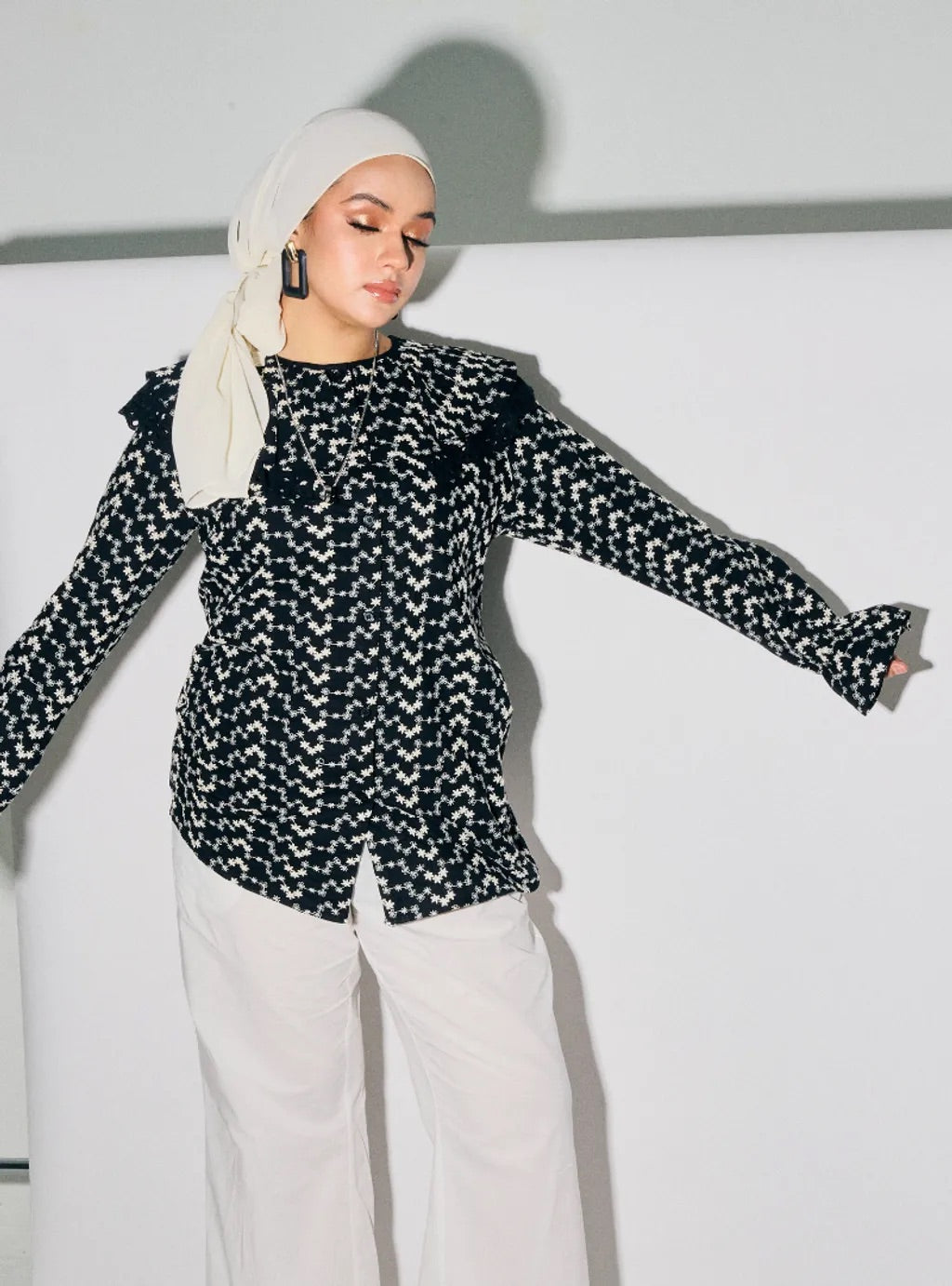 Atasan Maisara Eyelet Ruffles Top