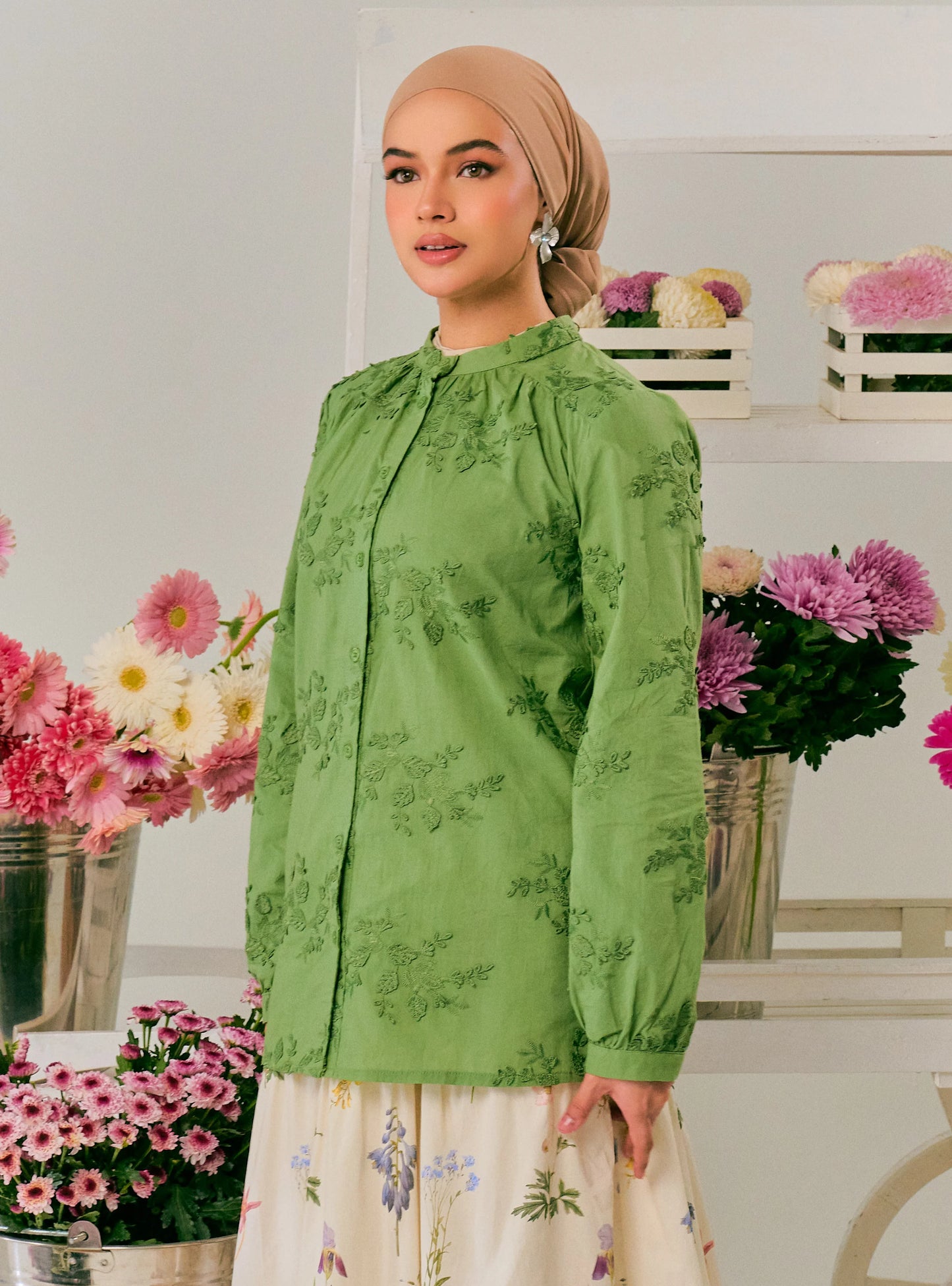 Kemeja Valerie Floral Embroidered