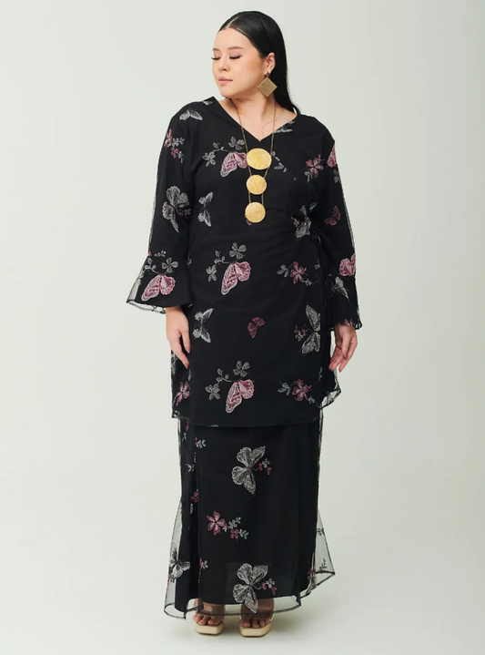 Setelan Tun Zahira Embroidered Naabi Lace Kurung