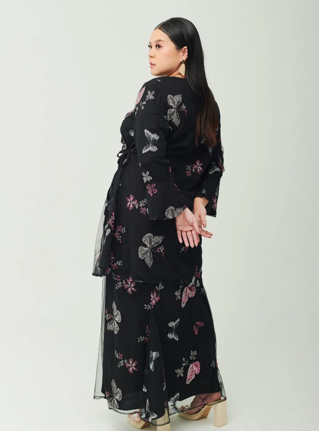 Setelan Tun Zahira Embroidered Naabi Lace Kurung