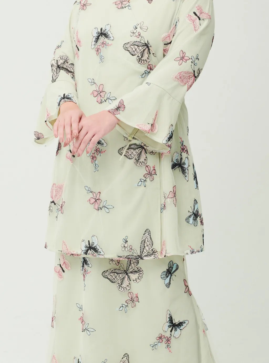 Setelan Tun Zahira Embroidered Naabi Lace Kurung